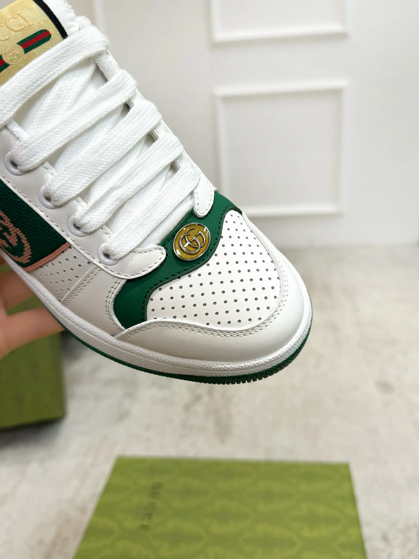 Ex-factory price: 540💰 GUCCI Gucci's newly upgraded back cover lining, top-notch old dirty shoes, classic casual sports shoes for couples, retro sneakers and old G family dirty shoes, updated at the counter simultaneously! ①The shoe upper has the same water-based edge coating process as the original version⚠️The ordinary oil edges on the market have a strong glue feel and are easy to fall off! Grade A first-layer nubuck leather (with pores)/matching computer embroidered double G cloth, high-density terry velvet lining. ② A PVC transparent small round mark sealing line is added to the details of the midsole. The mold is opened six times and the jewelry craftsmanship is used to customize the two-color double G buckle, striving to be the same as the original version. A pair of buttons is more than three times more expensive than ordinary buckles on the market. ③An old two-color washable label, the chip is placed on the outer waist of the right foot, the entire shoe is completely hollowed out with rubber technology, TUP material (rubber to distinguish the market) with the latest green packaging from the counter, 3D printed handbag, and a pair of shoelaces. There is no pressure when entering and exiting the counter. You can buy a 1:1 accurate replica of the original version and modify and upgrade it repeatedly. The details are perfectly restored, the materials are all customized, and they are truly top-notch. Please look at the details clearly to identify the quality. Upper: First-layer frosted cowhide/embroidered double G cloth. Lining: original high-density velvet lining. Foot pads: original pearlescent sheepskin. Outsole: private molded vacuum TPU material. Packaging: original top-grade full set packaging at the counter. Shoe size: women's size 35-40, men's size 39-44 (men's size 38, 45🉑️customized, non-returnable)